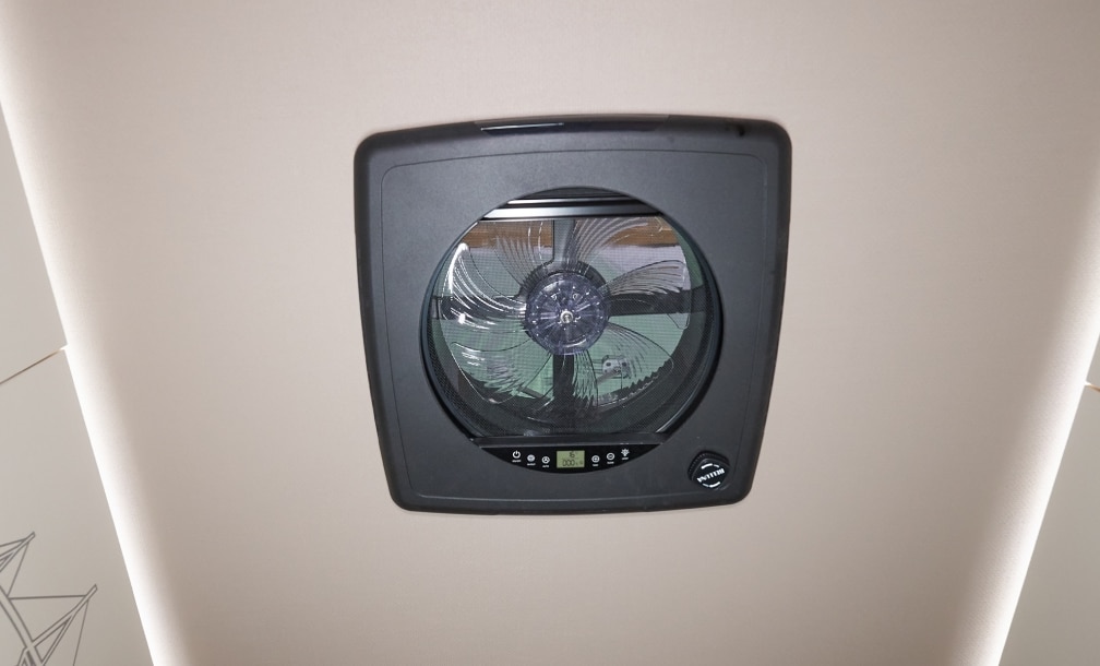 Eingebauter Dachventilator mit Bedienfeld im Wohnbereich