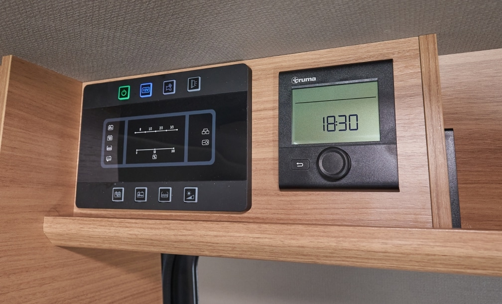 Steuerungsdisplay der Truma Combi 6E Dieselheizung mit Temperaturanzeige
