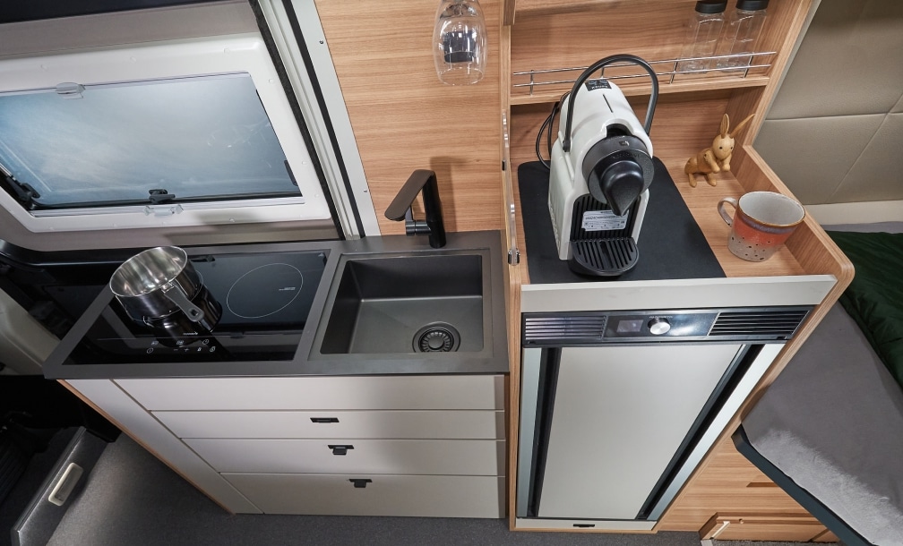 Küchenzeile mit elektrischem Kochfeld, Spüle und Kaffeemaschine