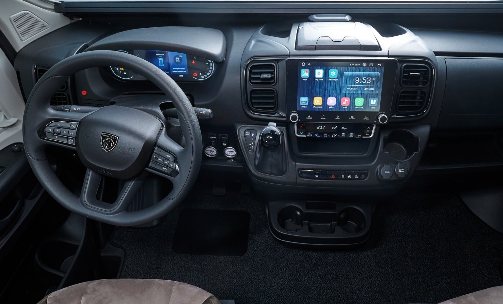 Armaturenbrett und Touchdisplay im Fahrerhaus des Peugeot Boxer