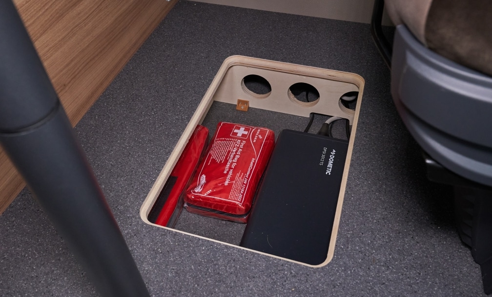 Fach mit Verbandskasten und Powerbank griffbereit verstaut