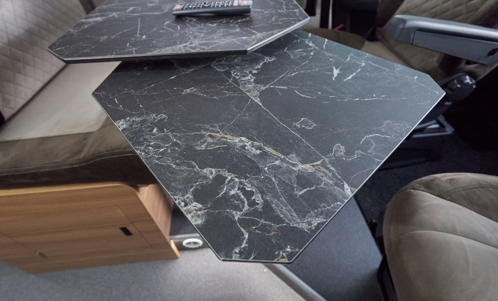 Ausklappbarer Tisch mit Marmoroptik als flexible Arbeits- und Essfläche