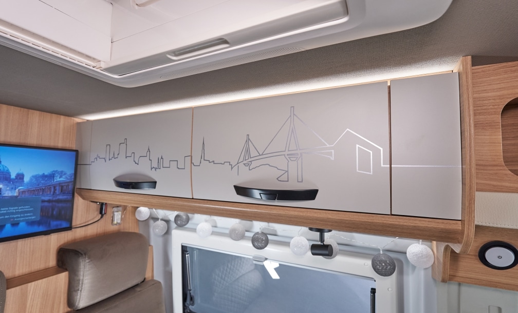 Hängeschränke mit gravierter Skyline-Illustration über der Sitzgruppe
