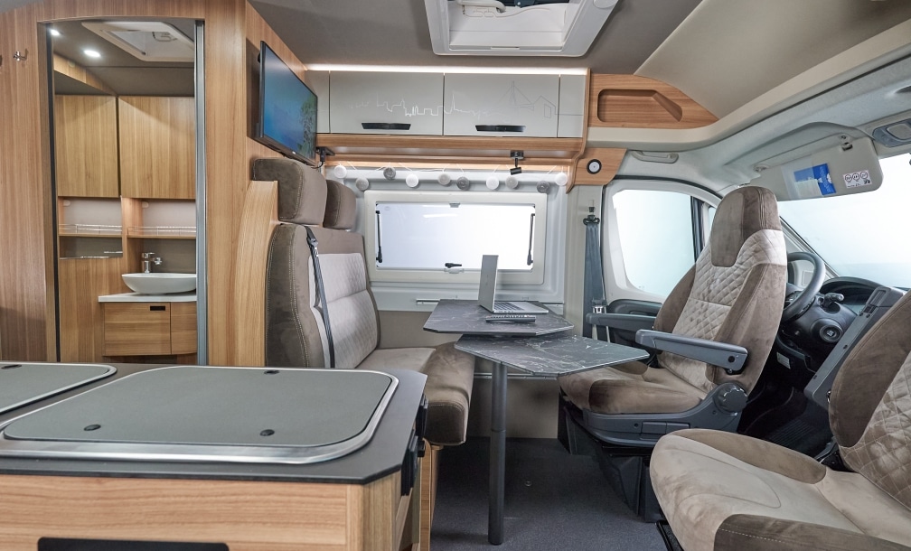Tisch und Sitzbank mit direkter Sicht zum Fahrerhaus des Peugeot Boxer