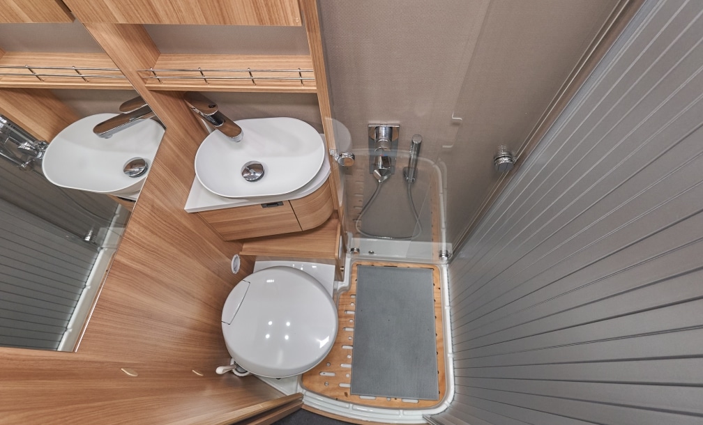 Waschbecken, Thetford Kassettentoilette und Dusche im eigenen Bad