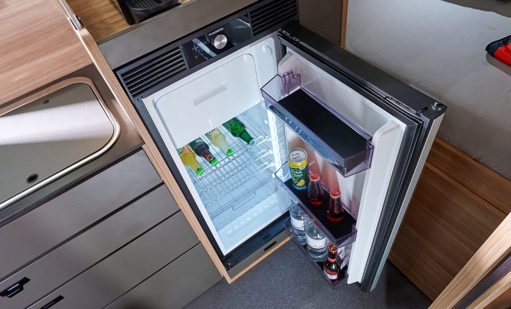 90 l Kompressorkühlschrank mit Getränken und Vorräten im Campervan