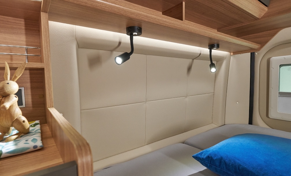 Schwenkbare LED-Leseleuchten über der Sitzgruppe im Schlafbereich