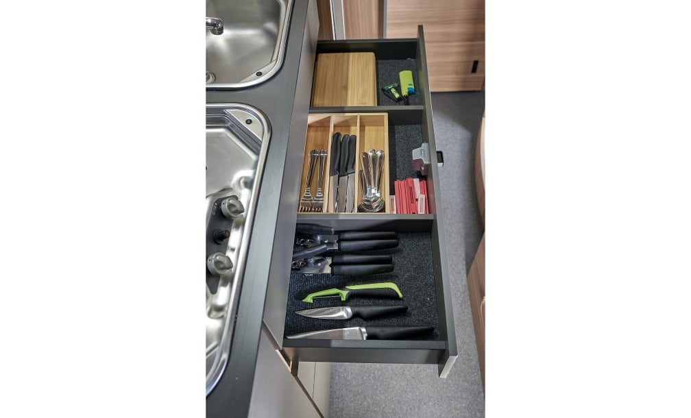 Schmale Schublade mit Besteck und kleinem Küchenzubehör